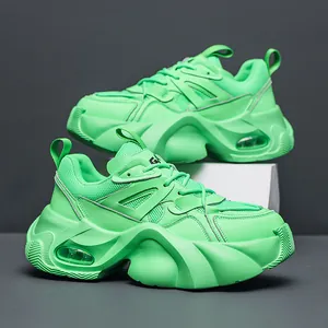 Κομψά φωσφοριζέ πράσινα chunky sneakers με αερόσολα και αναπνεύσιμο πλέγμα στο πάνω μέρος