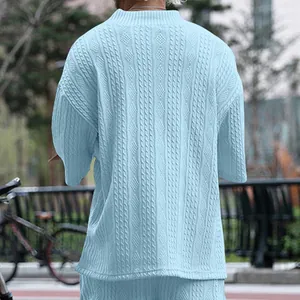 Vue arrière détaillée d'un t-shirt à manches courtes en tricot torsadé bleu clair