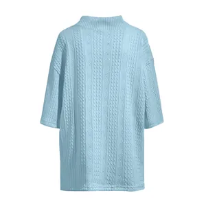 Vue arrière détaillée d'un t-shirt à manches courtes en tricot torsadé bleu clair