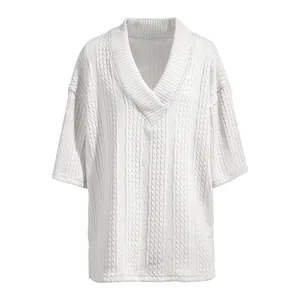 Texture détaillée de qualité supérieure d'un t-shirt en tricot blanc à col en V pour hommes.