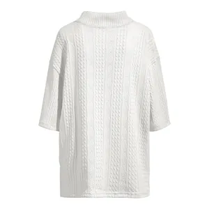 Détail arrière d'un t-shirt à manches courtes en tricot torsadé blanc pour homme, oversize