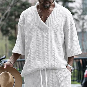 Détail d'un t-shirt blanc en tricot torsadé pour hommes avec col en V et coupe ample chic