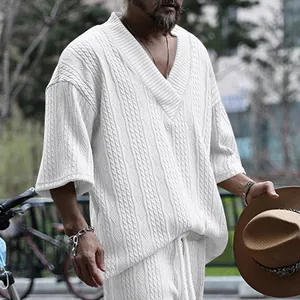 Vue détaillée d'un t-shirt blanc tricoté à col en V pour homme en extérieur décontracté