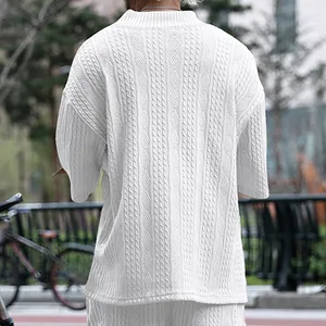 Vue arrière d'un t-shirt blanc pour hommes en maille torsadée avec motif texturé