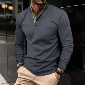 Detailansicht eines grauen Langarm-Poloshirts für Herren mit Waffelstrick-Struktur