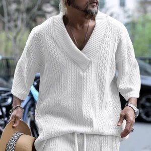 Détail d'un t-shirt blanc en maille torsadée à col en V pour hommes, coupe large