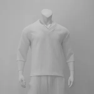 Détail de la texture tricotée verticale et du col en V profond de ce t-shirt blanc pour hommes