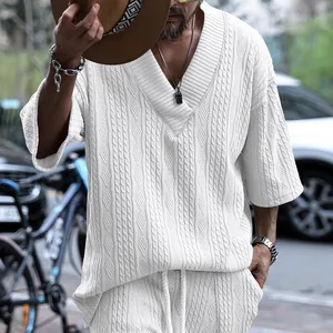 Détail d'un t-shirt blanc en maille torsadée à col en V avec texture