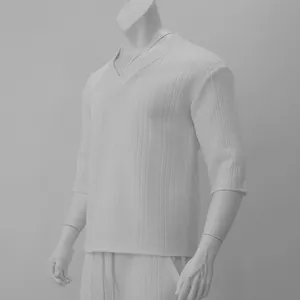 Vue détaillée du motif en maille texturée d'un t-shirt blanc pour hommes à col en V