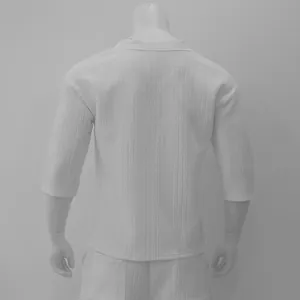Vue arrière détaillée d'un t-shirt en tricot ample pour homme avec textures torsadées