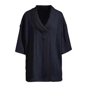 Vue détaillée d'un t-shirt en maille bleu marine avec col en V et motifs de tricot torsadé.