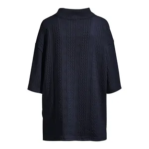 Détail de la vue arrière d'un t-shirt décontracté en maille torsadée bleu marine coupe large