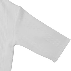 Gros plan détaillé du tissu en maille blanche sur la manche d'un t-shirt décontracté