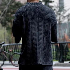 Vue arrière détaillée d'un t-shirt à manches courtes en maille torsadée noire pour homme