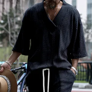 Gros plan d'un t-shirt pour homme à col en V, coupe ample et maille torsadée détaillée.