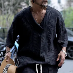 Détail du t-shirt en tricot torsadé noir pour homme, col en V et coupe ample
