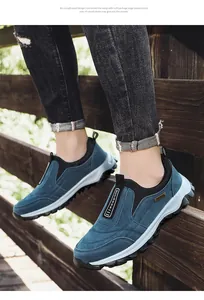 Vista dettagliata di scarpe da trekking in camoscio blu su un modello su scale di legno