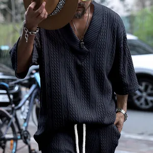 Gros plan sur la texture en maille torsadée d'un t-shirt ample à col en V pour hommes à manches