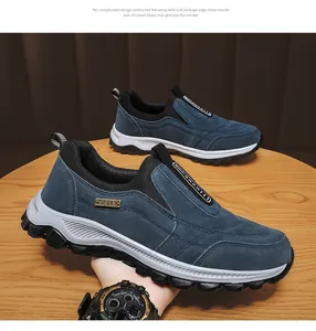 Dettaglio ravvicinato di scarpe sportive casual da uomo in camoscio blu con suola robusta