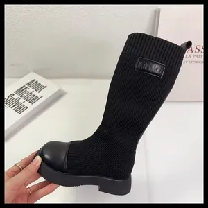 Vista dettagliata degli stivali a calzino in maglia nera elastica per bambine con etichetta MiKi