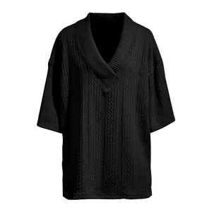 Vue de face du t-shirt en maille noire pour homme avec col en V et motif torsadé