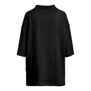 Détail de la vue arrière montrant le motif de tricot torsadé de ce t-shirt noir pour homme
