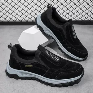 Scarpe da trekking nere da uomo con suole robuste e design sportivo casual di alta qualità