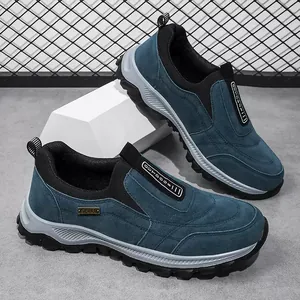 Dettaglio delle scarpe da trekking in camoscio verde acqua con suole in gomma antiscivolo