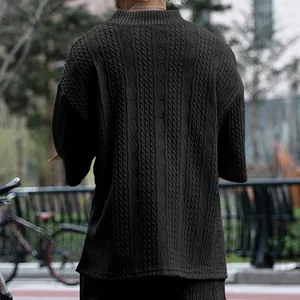 Vue arrière d'un t-shirt en maille torsadée noire pour homme avec motif texturé