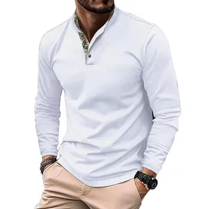 Detailansicht der Waffelstruktur und des Tarnkragens am weißen Herren-Poloshirt