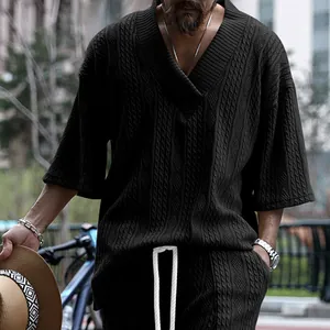 Détail de la texture d'un t-shirt en tricot pour homme à col en V et maille torsadée
