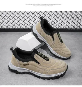 Vista laterale di sneaker outdoor in camoscio kaki con spesse suole in gomma antiscivolo