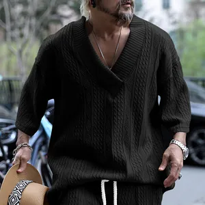 Gros plan d'un t-shirt en tricot col en V pour hommes, coupe ample et texture torsadée.
