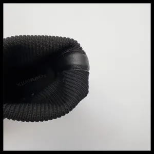 Dettaglio del polsino in maglia elastica su stivaletti a calza neri per bambini