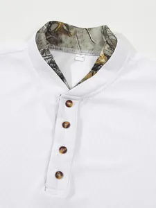 Nahaufnahme von weißem Waffelstrick-Poloshirt mit Tarnkragen und Schildpattknöpfen