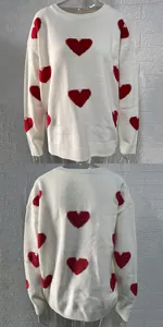 Vorder- und Rückansicht eines weißen Strickpullovers mit roten Herzmustern für Damen.