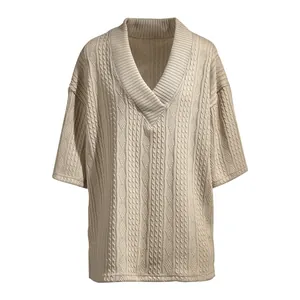 Détail rapproché d'un t-shirt en maille torsadée beige à col en V pour hommes