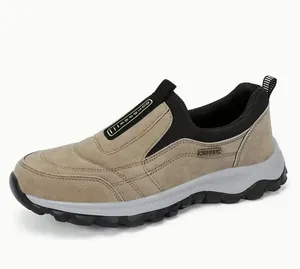 Dettaglio scarpe outdoor da uomo in camoscio kaki con suola in gomma resistente