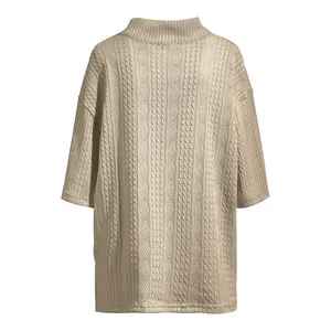 Détail de la vue arrière d'un t-shirt en maille beige ample à manches courtes pour homme