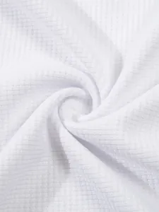 Nahaufnahme der weißen Waffelstrick-Stofftextur für ein langärmliges Herren-Poloshirt