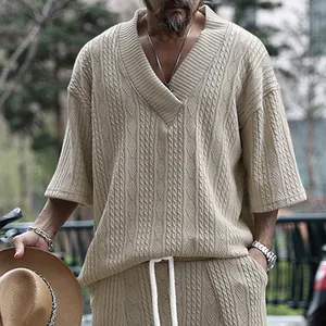 Gros plan du t-shirt en maille torsadée beige pour homme avec col en V profond et coupe large