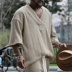 Ensemble t-shirt en maille à col en V et short beige décontracté pour homme en été.