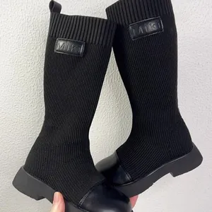 Stivali a calza alti in maglia nera per bambine con design elastico e suola confortevole