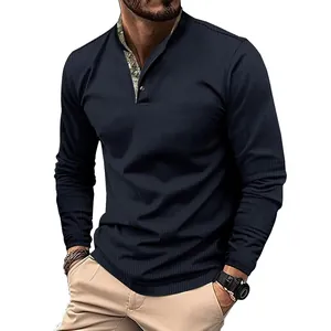 Detailansicht des dunkelblauen Waffel-Poloshirts mit einzigartigem Doppel-Stehkragen-Design
