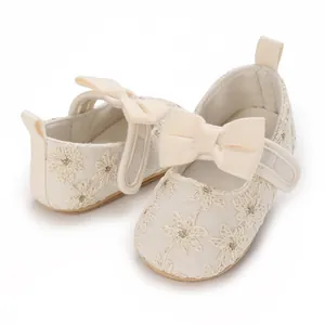 Vue détaillée de chaussures de princesse pour bébé avec dentelle et grand nœud élégant