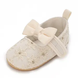 Vue détaillée de chaussure princesse bébé crème avec broderie florale et joli noeud