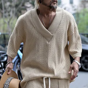 Détail d'un t-shirt beige en maille torsadée pour homme avec col en V et coupe ample