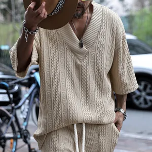 Gros plan d'un t-shirt beige en maille torsadée pour homme avec un col en V profond