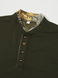 Detailaufnahme eines Herren-Poloshirts aus Waffelstrick mit Camouflage-Kragen