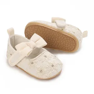 Détail de chaussures de princesse bébé crème avec broderie florale et semelle souple